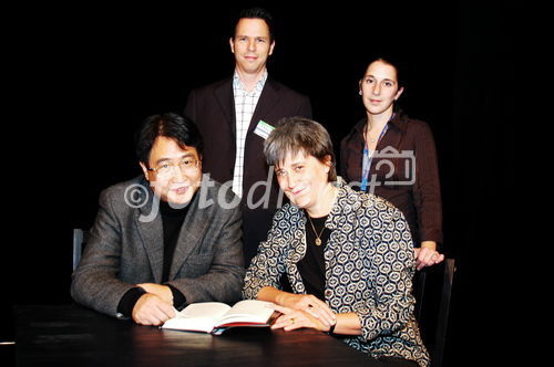 Thalia.at im Salzburger Europark präsentiert den chinesischen Schriftsteller Qiu Xiaolong 'Schwarz auf Rot'
Qiu Xiaolong, Walter Fürhacker, Übersetzerin Dr. Susanne Hornfeck, Pamela Humer
Foto: www.siebinger.com