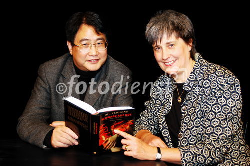 Thalia.at im Salzburger Europark präsentiert den chinesischen Schriftsteller Qiu Xiaolong 'Schwarz auf Rot'
Qiu Xiaolong, Übersetzerin Dr. Susanne Hornfeck
Foto: www.siebinger.com