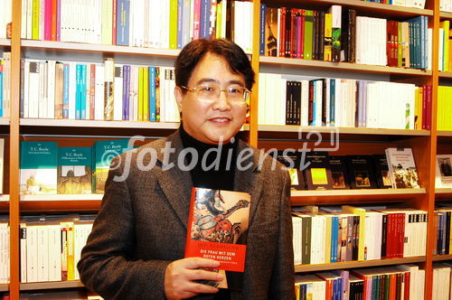 Thalia.at im Salzburger Europark präsentiert den chinesischen Schriftsteller Qiu Xiaolong 'Schwarz auf Rot'
Foto: www.siebinger.com