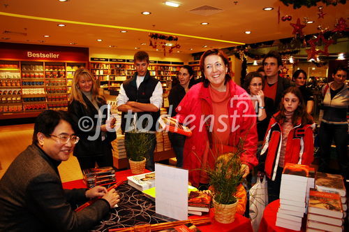 Thalia.at im Salzburger Europark präsentiert den chinesischen Schriftsteller Qiu Xiaolong 'Schwarz auf Rot'
Foto: www.siebinger.com