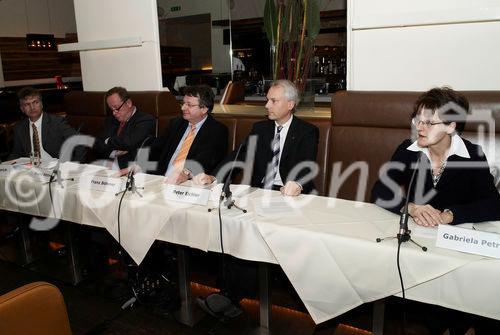 (c) fotodienst/Dan Carabas - Wien 06.11.07 - BV. Speakers Lounge des Österreichischen Generikaverbandes (OEGV) - FOTO v.li.: Dr. Christoph Leprich, Franz Bittner, Univ.-Prof. Dr. Franz Böhmer, Dr. Peter Eichler, Dr. Gabriela Petrovic
