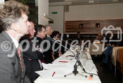 (c) fotodienst/Dan Carabas - Wien 06.11.07 - BV. Speakers Lounge des Österreichischen Generikaverbandes (OEGV) - FOTO v.li.: Dr. Christoph Leprich, Franz Bittner, Univ.-Prof. Dr. Franz Böhmer, Dr. Peter Eichler, Dr. Gabriela Petrovic
