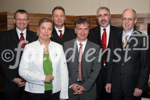 (C) fotodienst/Anna Rauchenberger - Wien 06.03.2007  - IV. Speakers Lounge des Österreichischen Generikaverbandes (OEGV). Eine Diskussion über Wege und Mittel, den Patienten zu mehr Kostenbewusstsein zu erziehen. FOTO v.l.: Dr. Peter Indra (Vizedirektor des Bundesamts für Gesundheit, BAG, Leiter des Direktionsbereichs Kranken- und Unfallversicherung, Schweiz), Mag, Beate Hartinger (Stv. Generaldirektorin des Hauptverbands der österreichischen Sozialversicherungsträger), Christian Wieser (Präsident des slowakischen Generikaverbandes GENAS, Slowakei), Dr. Christoph Leprich (Gesundheitsjournalist, Moderation), Dr. Otmar Peischl (Obmann des Österreichischen Generikaverbandes, OEGV) und Dr. Gerald Bachinger (Patientenombudsmann des Landes Niederösterreich).