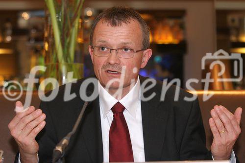 (C) fotodienst/Anna Rauchenberger - Wien 06.03.2007  - IV. Speakers Lounge des Österreichischen Generikaverbandes (OEGV). Eine Diskussion über Wege und Mittel, den Patienten zu mehr Kostenbewusstsein zu erziehen. FOTO: Dr. Peter Indra (Vizedirektor des Bundesamts für Gesundheit, BAG, Leiter des Direktionsbereichs Kranken- und Unfallversicherung, Schweiz).