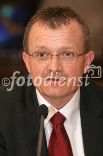 (C) fotodienst/Anna Rauchenberger - Wien 06.03.2007  - IV. Speakers Lounge des Österreichischen Generikaverbandes (OEGV). Eine Diskussion über Wege und Mittel, den Patienten zu mehr Kostenbewusstsein zu erziehen. FOTO: Dr. Peter Indra (Vizedirektor des Bundesamts für Gesundheit, BAG, Leiter des Direktionsbereichs Kranken- und Unfallversicherung, Schweiz).