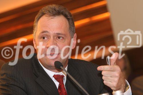 (C) fotodienst/Anna Rauchenberger - Wien 06.03.2007  - IV. Speakers Lounge des Österreichischen Generikaverbandes (OEGV). Eine Diskussion über Wege und Mittel, den Patienten zu mehr Kostenbewusstsein zu erziehen. FOTO:  Christian Wieser (Präsident des slowakischen Generikaverbandes GENAS, Slowakei).