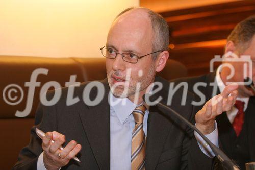 (C) fotodienst/Anna Rauchenberger - Wien 06.03.2007  - IV. Speakers Lounge des Österreichischen Generikaverbandes (OEGV). Eine Diskussion über Wege und Mittel, den Patienten zu mehr Kostenbewusstsein zu erziehen. FOTO: Dr. Gerald Bachinger (Patientenombudsmann des Landes Niederösterreich)