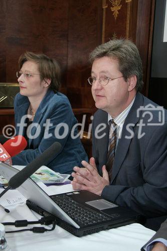 Warum ein modernes Gesundheitssystem auf Generika nicht verzichten kann: Dr. Wolfgang Andiel (Obmann des Österreichischen Generikaverbandes, rechts) und Mag. (FH) Waltraud Janisch-Lang (Pressesprecherin Generikaverband)