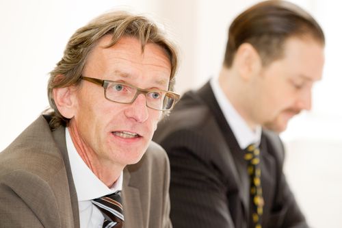  (c) fotodienst/Anna Rauchenberger - Wien, am 27.08.2012 – Generikaverband Patentfreie Erstanbieter sind durchschnittlich um 55 Prozent teurer als Generika. Ein Einsparpotenzial von über einer Viertelmilliarde Euro wurde 2011 nicht ausgeschöpft. Weltweit können steigende Kosten bei den Gesundheitsausgaben in den nächsten Jahren durch Generika gebremst werden. Generika forcieren nachweislich innovative Therapien. FOTO: Bernd Leiter, Präsident Österreichischer Generikaverband: