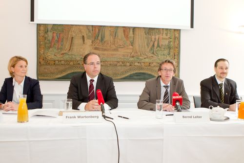  (c) fotodienst/Anna Rauchenberger - Wien, am 27.08.2012 – Generikaverband Patentfreie Erstanbieter sind durchschnittlich um 55 Prozent teurer als Generika. Ein Einsparpotenzial von über einer Viertelmilliarde Euro wurde 2011 nicht ausgeschöpft. Weltweit können steigende Kosten bei den Gesundheitsausgaben in den nächsten Jahren durch Generika gebremst werden. Generika forcieren nachweislich innovative Therapien. FOTO v.l.: Erika Sander, IMS HEALTH Marktforschung GesmbH, Dr. Frank Wartenberg, Geschäftsführer, IMS HEALTH Marktforschung GesmbH, Bernd Leiter, Präsident Österreichischer Generikaverband, Dr. Christoph Baumgärtel, Abteilungsleiter, Abteilung Medizinische Bewertung, BASG/AGES Medizinmarktaufsicht: