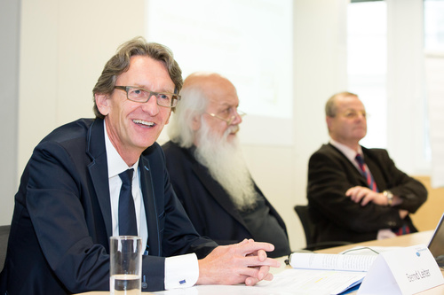  (c) fotodienst/Anna Rauchenberger - Wien, am  28.08.2013 - Die Akzeptanz von Generika ist weiter im Steigen, wobei Ärzte eine besondere Schlüsselrolle bei der Akzeptanz der verordneten Generika erfüllen. Dies sind die Ergebnisse der im Auftrag des Österreichischen Generikaverbandes durch GfK durchgeführten Befragung. FOTO v.l. Bernd Leiter, Österreichischer Generikaverband, Prof. Dr. Rudolf Bretschneider, GfK Austria, Dr. Otto Pjeta, Österreichische Ärztekammer, ehem. Präsident, Referent für Qualitätssicherung und -management sowie für Medikamentenangelegenheiten: