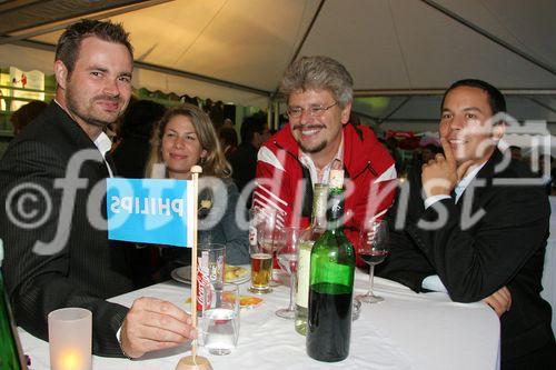 (C) fotodienst/Anna Rauchenberger - Wien 03.08.2006 - Das Philips Licht Derby, das alljährlich stattfindende Pferderennen, ging heute wieder auf der Trabrennbahn in Baden bei Wien über die Bühne. FOTO: Gäste.