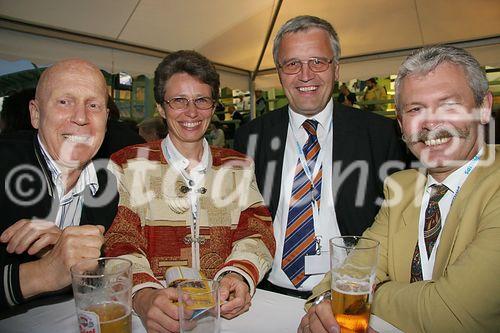 (C) fotodienst/Anna Rauchenberger - Wien 03.08.2006 - Das Philips Licht Derby, das alljährlich stattfindende Pferderennen, ging heute wieder auf der Trabrennbahn in Baden bei Wien über die Bühne. FOTO: Gäste.