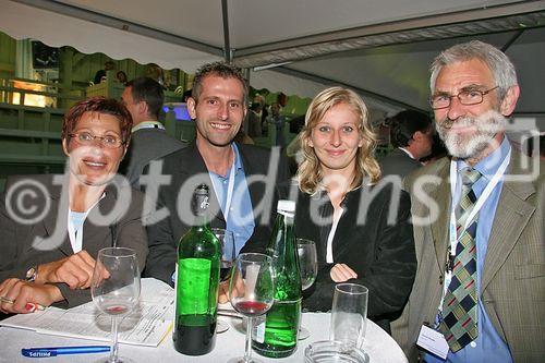 (C) fotodienst/Anna Rauchenberger - Wien 03.08.2006 - Das Philips Licht Derby, das alljährlich stattfindende Pferderennen, ging heute wieder auf der Trabrennbahn in Baden bei Wien über die Bühne. FOTO: Gäste.