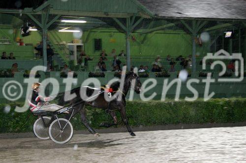 (C) fotodienst/Anna Rauchenberger - Wien 03.08.2006 - Das Philips Licht Derby, das alljährlich stattfindende Pferderennen, ging heute wieder auf der Trabrennbahn in Baden bei Wien über die Bühne. FOTO: Sieger bei der Ehrenrunde.