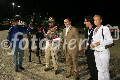 (C) fotodienst/Anna Rauchenberger - Wien 03.08.2006 - Das Philips Licht Derby, das alljährlich stattfindende Pferderennen, ging heute wieder auf der Trabrennbahn in Baden bei Wien über die Bühne. FOTO: Sieger.