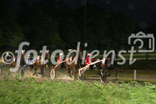 (C) fotodienst/Anna Rauchenberger - Wien 03.08.2006 - Das Philips Licht Derby, das alljährlich stattfindende Pferderennen, ging heute wieder auf der Trabrennbahn in Baden bei Wien über die Bühne.