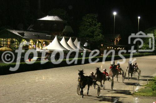 (C) fotodienst/Anna Rauchenberger - Wien 03.08.2006 - Das Philips Licht Derby, das alljährlich stattfindende Pferderennen, ging heute wieder auf der Trabrennbahn in Baden bei Wien über die Bühne.