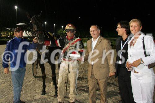 (C) fotodienst/Anna Rauchenberger - Wien 03.08.2006 - Das Philips Licht Derby, das alljährlich stattfindende Pferderennen, ging heute wieder auf der Trabrennbahn in Baden bei Wien über die Bühne. FOTO: Sieger.