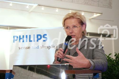 Philips verleiht Wiener Einkaufsstraßen-Lichtpreis an Kaufleute der Westbahnstraße. Bild: Brigitte Jank (Präsidentin der Wiener Wirtschaftskammer)