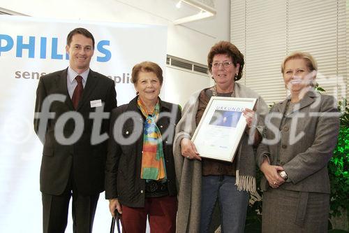 Philips verleiht Wiener Einkaufsstraßen-Lichtpreis an Kaufleute der Westbahnstraße. Bild: Philips-Licht-Chef Andreas Schwarzenberger (links), Vertreter d. Vereins d. Simmeringer Wirtschaftstreibenden mit dem Projekt 