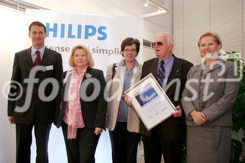 Philips verleiht Wiener Einkaufsstraßen-Lichtpreis an Kaufleute der Westbahnstraße. Bild: Philips-Licht-Chef Andreas Schwarzenberger (links), Vertreter d. Clubs d. Landstraßer Kaufleute mit dem Projekt 