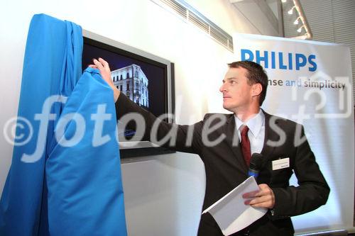 Philips verleiht Wiener Einkaufsstraßen-Lichtpreis an Kaufleute der Westbahnstraße. Bild: Philips-Licht-Chef Andreas Schwarzenberger enthüllt die Präsentationsbildschirme des Siegerprojekts