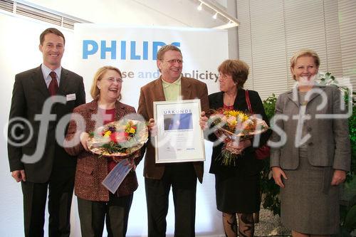 Philips verleiht Wiener Einkaufsstraßen-Lichtpreis an Kaufleute der Westbahnstraße. Bild, v.l.: Philips-Licht-Chef Andreas Schwarzenberger, Preisträger d. Lichtpreises (Vertreter d. Interessensgemeinschaft Kaufleute Westbahnstraße), Brigitte Jank (Präsidentin der Wiener Wirtschaftskammer, rechts)