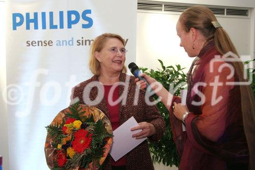 Philips verleiht Wiener Einkaufsstraßen-Lichtpreis an Kaufleute der Westbahnstraße. Bild v.l.: Sieglinde Hohoff (IG Kaufleute Westbahnstraße), Beate McGinn (Konzernkommunikation, Philips Austria)