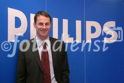 Philips verleiht Wiener Einkaufsstraßen-Lichtpreis an Kaufleute der Westbahnstraße. Bild: Philips-Licht-Chef Andreas Schwarzenberger