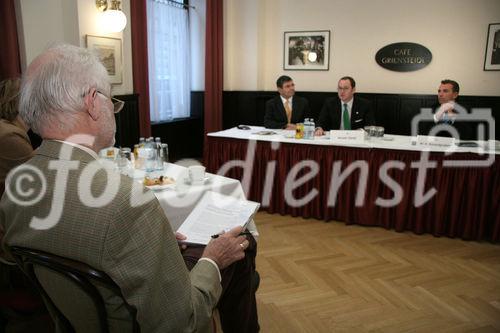 Markteintritt in Österreich der Hanseatischen Capitalberatungsgesellschaft. Bild: Journalisten bei der Pressekonferenz. Gesprächspartner: Harald Christ (Vorsitzender des Vorstandes HCI Capital AG, Mitte), Dr. Georg Kesselgruber (Österreich-Geschäftsführer HCI, rechts) und Dr. Viktor Bauer (Pressebetreuung, Public Relations GmbH)