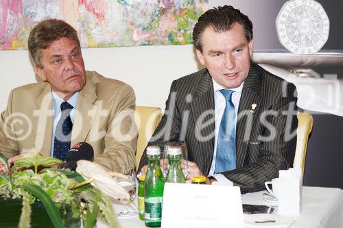 (c) fotodienst/Dan Carabas - Wien 03.07.08 - 5-Euro-Münzen in der Gastronomie - FOTO v.li.: Vorstandsdirektor der Münze Österreich DI Kurt Meyer, BÖG-Präsident Toni Mörwald