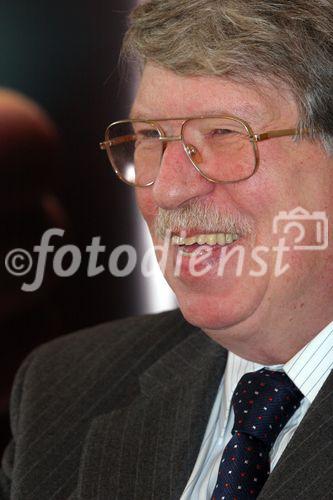 (C) fotodienst/Anna Rauchenberger - Wien 12.02.2007  - '5-Euro-Kreativ-Wettbewerb - Spiegelbild kindlicher Wertigkeit' an Österreichs Volksschulen. FOTO: Dietmar Spranz (Generaldirektor Münze Österreich). 