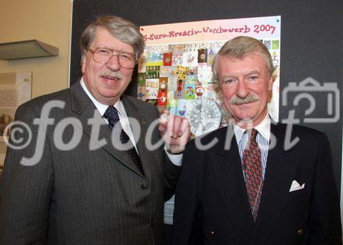 (C) fotodienst/Anna Rauchenberger - Wien 12.02.2007  - '5-Euro-Kreativ-Wettbewerb - Spiegelbild kindlicher Wertigkeit' an Österreichs Volksschulen. FOTO v.l.: Dietmar Spranz (Generaldirektor Münze Österreich) und Prof. Dr. Max H. Friedrich (Kinder- und Jugendpsychiater).