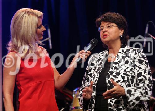 (C) Anna Rauchenberger - Wien 01.06.2007 - Henkel Jubiläums-Gala in der BA-CA-Halle. FOTO v.l.: Elisabeth Vogel, Moderatorin,  Renate Brauner, amtsführende Stadträtin für Finanzen, Wirtschaftspolitik und Wiener Stadtwerke, Vizebürgermeisterin.