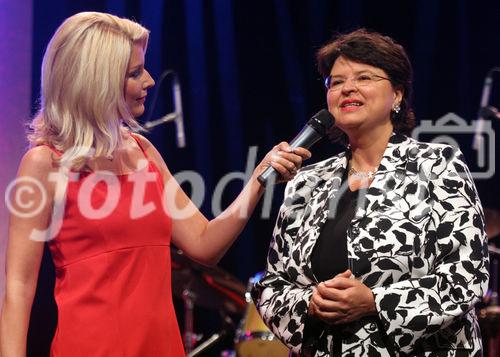 (C) Anna Rauchenberger - Wien 01.06.2007 - Henkel Jubiläums-Gala in der BA-CA-Halle. FOTO v.l.: Elisabeth Vogel, Moderatorin,  Renate Brauner, amtsführende Stadträtin für Finanzen, Wirtschaftspolitik und Wiener Stadtwerke, Vizebürgermeisterin.