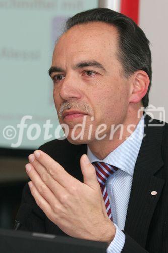 (C) fotodienst/Anna Rauchenberger - Wien 21.02.2006 - Umsatzhoch in der Region bringt Produktionsrekord in Wien: Sehr gute Bilanz der Henkel CEE. FOTO: Mag. Günter Thumser, Präsident der Henkel CEE.