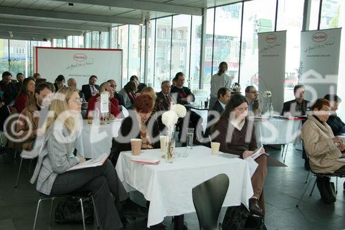 Laut einer Umfrage im Auftrag von Henkel legen die ÖsterreicherInnen Wert auf hohe Produktqualität bei Markenartikeln, dabei aber auch faire Behandlung von Mitarbeitern, ethische Prinzipien und Umweltschutz. Bild: Journalisten bei der Pressekonferenz. Foto: Anna Rauchenberger