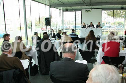 Laut einer Umfrage im Auftrag von Henkel legen die ÖsterreicherInnen Wert auf hohe Produktqualität bei Markenartikeln, dabei aber auch faire Behandlung von Mitarbeitern, ethische Prinzipien und Umweltschutz. Bild: Journalisten bei der Pressekonferenz. Foto: Anna Rauchenberger