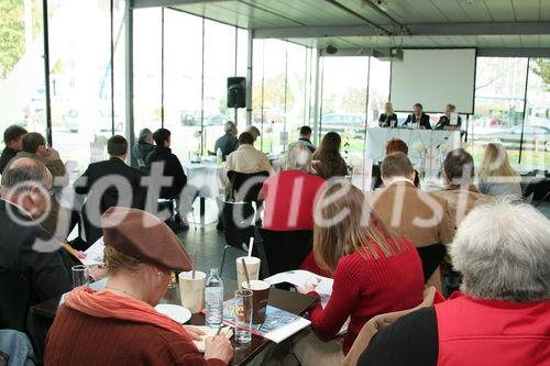 Laut einer Umfrage im Auftrag von Henkel legen die ÖsterreicherInnen Wert auf hohe Produktqualität bei Markenartikeln, dabei aber auch faire Behandlung von Mitarbeitern, ethische Prinzipien und Umweltschutz. Bild: Journalisten bei der Pressekonferenz. Foto: Anna Rauchenberger