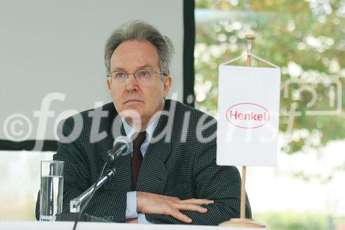 Laut einer Umfrage im Auftrag von Henkel legen die ÖsterreicherInnen Wert auf hohe Produktqualität bei Markenartikeln, dabei aber auch faire Behandlung von Mitarbeitern, ethische Prinzipien und Umweltschutz. Bild: Univ. Prof. Dr. Walter Schiebel (Vorstand d. Instituts für Marketing und Innovation der BOKU). Foto: Anna Rauchenberger