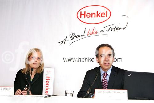 (C) fotodienst/Anna Rauchenberger - Wien, 25.02.2009 - Henkel CEE: Umsatzplus 2008 und Investmentpläne 2009. FOTO v.l.: Dr. Sabine Schauer, Leiterin Corporate Communications Henkel Europe, Middle East and Africa, Mag. Günter Thumser, Präsident der Henkel CEE