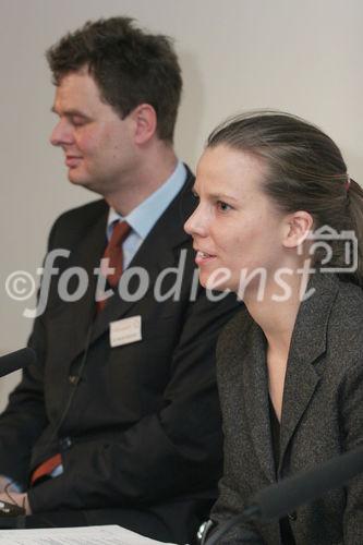 FAS.research präsentiert neues Instrument zur Messung, Bewertung und Simulation von Kooperationen in Forschung und Innovation. Bild: Julia Harlfinger (Moderation, rechts) und Dr. Harald Katzmair (Geschäftsführer FAS.research). Foto: Anna Rauchenberger