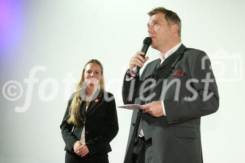 (C) fotodienst/Anna Rauchenberger - Wien 23.11.2006  - Casino Royale - James Bond 007 - Filmpremiere im UCI - Milleniumscity. FOTO: cinecom verloste zwei 'James Bond Uhren' von Omega, Accessoire aus dem Film 'Casino Royale - James Bond 007': Michael Kindermann (GF cinecom) und Daniela Eppich (cinecom) verlosen die OMEGA SEAMASTER 300m.