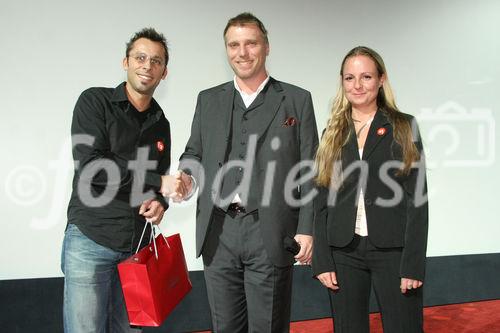 (C) fotodienst/Anna Rauchenberger - Wien 23.11.2006  - Casino Royale - James Bond 007 - Filmpremiere im UCI - Milleniumscity. FOTO: cinecom verloste zwei 'James Bond Uhren' von Omega, Accessoire aus dem Film 'Casino Royale - James Bond 007': Gewinner, Michael Kindermann (GF cinecom) und Daniela Eppich (cinecom).