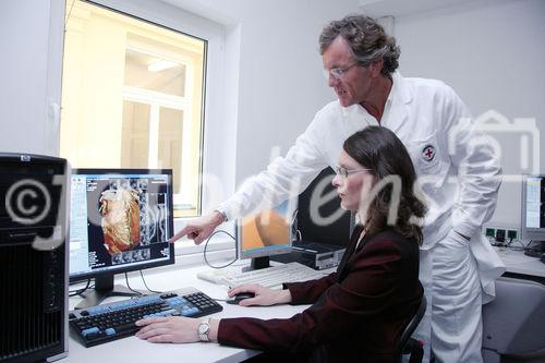 Neueste technologische Innovationen in Diagnostik und Therapie im Rudofinerhaus. Bild: Univ. Doz. Dr. Andreas Neuhold erklärt die neuesten Untersuchungstechniken. Foto: Anna Rauchenberger