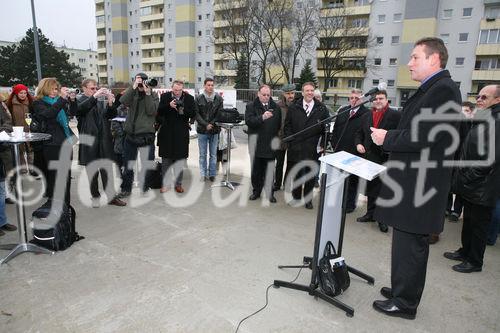 (C) fotodienst/Anna Rauchenberger - Wien, 17.12.2008 - WBV-GPA: Spatenstich für das Frauenwohnprojekt ro*sa. FOTO: Bezirksvorsteher Norbert Scheed (Bezirksvorsteher für den 22. Wr. Gemeindebezirk)