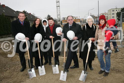 (C) fotodienst/Anna Rauchenberger - Wien, 17.12.2008 - WBV-GPA: Spatenstich für das Frauenwohnprojekt ro*sa. FOTO v.l.: Bezirksvorsteher Norbert Scheed (Bezirksvorsteher für den 22. Wr. Gemeindebezirk), Prof. Dr. DI Sabine Pollak (Architektin), zukünftige Bewohnerin, Dr. Michael Ludwig (Wohnbaustadtrat), Walter Zwiauer (Vorstandsvorsitzender der GPA Privatstiftung), zukünftige Bewohnerinnen