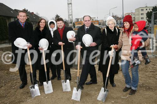 (C) fotodienst/Anna Rauchenberger - Wien, 17.12.2008 - WBV-GPA: Spatenstich für das Frauenwohnprojekt ro*sa. FOTO v.l.: Bezirksvorsteher Norbert Scheed (Bezirksvorsteher für den 22. Wr. Gemeindebezirk), Prof. Dr. DI Sabine Pollak (Architektin), zukünftige Bewohnerin, Dr. Michael Ludwig (Wohnbaustadtrat), Walter Zwiauer (Vorstandsvorsitzender der GPA Privatstiftung), zukünftige Bewohnerinnen