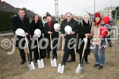 (C) fotodienst/Anna Rauchenberger - Wien, 17.12.2008 - WBV-GPA: Spatenstich für das Frauenwohnprojekt ro*sa. FOTO v.l.: Bezirksvorsteher Norbert Scheed (Bezirksvorsteher für den 22. Wr. Gemeindebezirk), Prof. Dr. DI Sabine Pollak (Architektin), zukünftige Bewohnerin, Dr. Michael Ludwig (Wohnbaustadtrat), Walter Zwiauer (Vorstandsvorsitzender der GPA Privatstiftung), zukünftige Bewohnerinnen